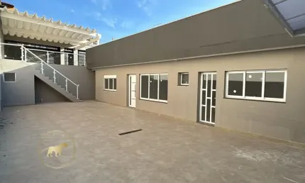 Casa térrea com 3 dormitórios e 4 vagas de garagem.