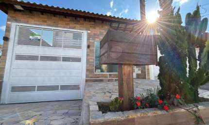 Sobrado luxuoso com 3 dormitórios e garagem subterrânea com 6 vagas