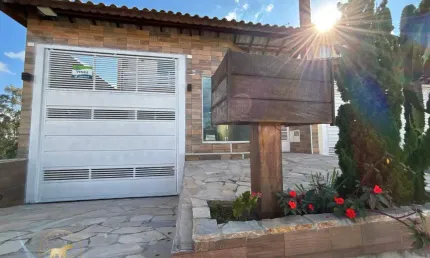 Sobrado com 3 dormitórios e garagem subterrânea com 6 vagas