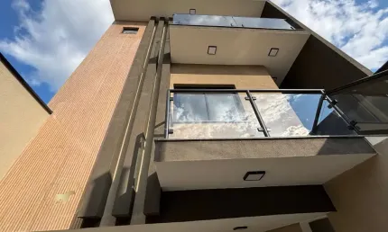 Sobrado de alto padrão com 3 dormitórios e 6 vagas de garagem