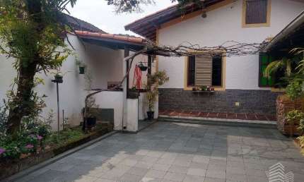 Seu refúgio na praia: casa ampla com lareira, suítes e área gourmet sofisticada