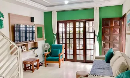 Conforto e lazer no Canto do Forte: Casa geminada com piscina e churrasqueira!