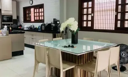 Casa mobiliada no Canto do Forte com 3 dormitórios, 2 suítes e 4 vagas!