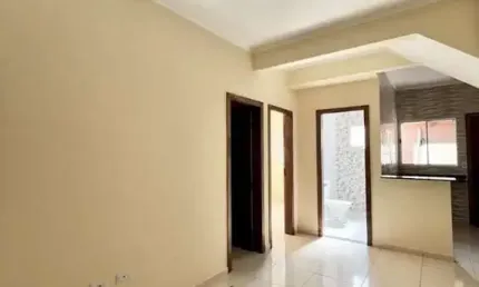 Casa Sobradada Térrea Nova com 2 Dormitórios, Quintal Privativo e 1 Vaga