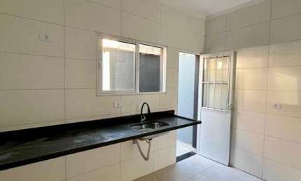 Casa aconchegante com 2 dormitórios e vaga coberta em bairro tranquilo!