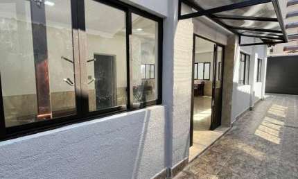 Casa Espaçosa para Locação Comercial em Praia Grande na Ocian na Quadra da Praia
