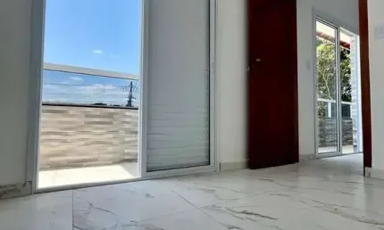 Casa Sobreposta Alta de Frente com Sacada Privativa e Churrasqueira 2 Dormiórios