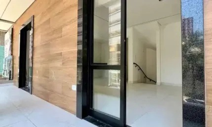 Sobrado Triplex em Condomínio, com Piscina e 2 Suites a uma Quadra da Praia