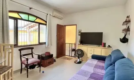 Casa de Esquina com Terreno Grande com 2 Dormitórios e Vaga para 4 Carros