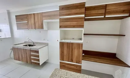 Apartamento mobiliado com suíte, varanda e lazer completo perto da praia!