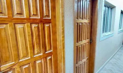 Casa padrão sobrado nova com 2 dormitórios, quintal privativo e 1 vaga