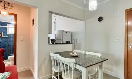 Apartamento 1 dormitório mobiliado 1 vaga vista para o mar da varanda e piscina