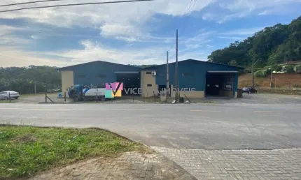 Galpão com 700 m² de área construída, terreno com 4.172,92 m², bairro