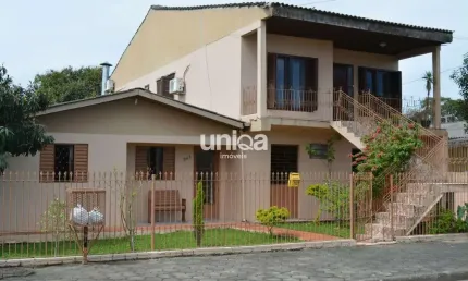 Duas casas, ambas com 2dorm, lareira, churrasqueira, garagem 4 carros