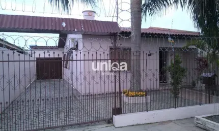 Casa de 03 dorm. com pátio amplo, pomar , placas de energia solar e piscina