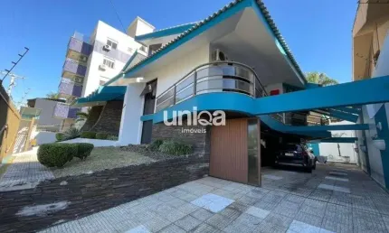 Casa de alto padrão com 06 dormitórios sendo 03 suítes piscina localizada no bai