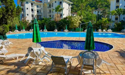 Apartamento um quarto, sacada e churrasqueira, bloco com elevador, condomínio wembley tênis na praia das toninhas ubatuba