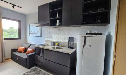Quarto e sala no House Ondina, totalmente mobiliado, com 22m²