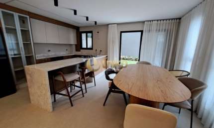 Linda Casa em Condomínio Fechado com Tecnologia e Conforto!