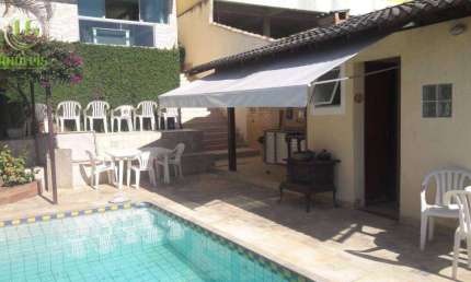 Linda casa em rua fechada para permuta em condomínio com área de lazer!