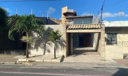 Casa à venda na Rua Romeu Martins, 545, Montese, Fortaleza