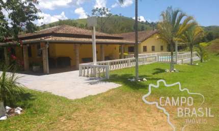 Lindo sítio com localização privilegiada! Casa boa, piscina e salão de jogos!