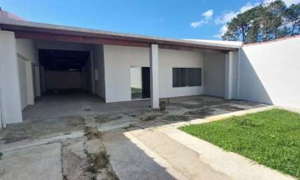 CA00329 - CASA ACONCHEGANTE E MURADA PARA LOCAÇÃO, EM SÃO ROQUE -SP