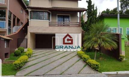 Linda Residência, com armários planejados em todos ambientes , 4 dormitórios, sendo 2 Suítes, Piscina, Churrasqueira e Lareira. Cond Fechado,301m2 a/c