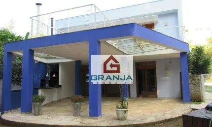 Definitivamente, a localização rodeada pela vegetação e a proximidade com a raposo tavares tornam essa casa uma opção atrativa.
