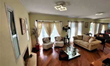 Por $1.100.000, desvenda-se a beleza arquitetônica. Com 306 m² de construção e 374 m² de terreno, 4 quartos, 2 suítes, um refúgio  prazeroso.