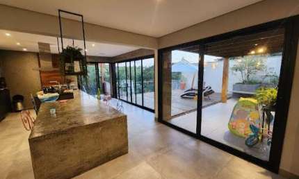 Num refúgio chamado Fazendinha, ergue-se uma casa térrea, onde o encanto se revela.