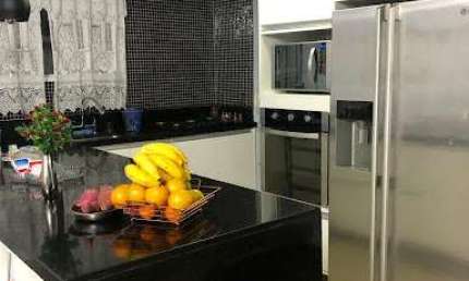 Descubra o lar dos sonhos, onde a poesia da vida floresce! Uma casa encantadora de 3 quartos, 120m², aguarda por você no prestigiado Condomínio.