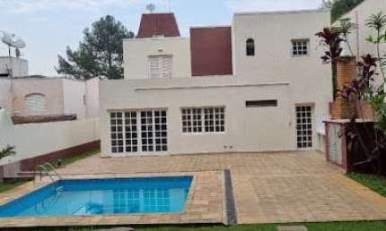 Abaixo do valor de avaliação, esta casa está situada em um condomínio exclusivo com poucas residências,