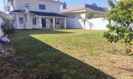 Este exuberante sobrado está estrategicamente localizado, oferecendo uma vista deslumbrante para o pôr do sol.