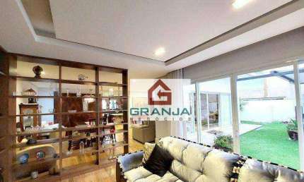 Encantadora residência de 3 suítes com closet, localizada no exclusivo Golf Village.