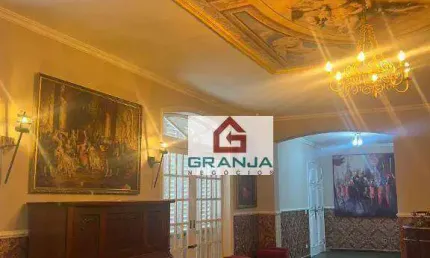 . A mansão é repleta de quadros e detalhes medievais, com todos os quartos e ambientes seguindo essa temática.