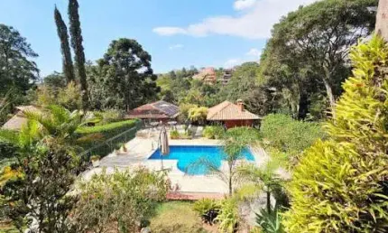 A área de lazer é um verdadeiro convite ao relaxamento, com uma bela piscina com cascata e um terraço externo.