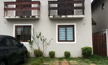 Linda casa com 02 dorms rica em planjedos em todos os ambientes
