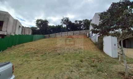 Lindo terreno com suave aclive, ideal para construir a casa dos seus sonhos em um dos condomínios mais desejados da região.