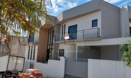 Sobrado de esquina, imponente e muito bem posicionado em um dos pontos mais altos do condomínio