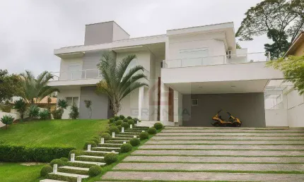 Um lar onde o silêncio é valorizado, o conforto é prioridade e o cenário inspira.