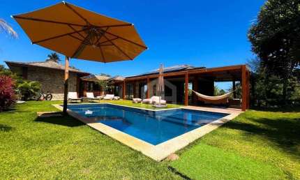 Casa de Luxo à Venda no Enseada do Castelo – Praia do Forte | 5 Suítes | Porteira Fechada | Piscina e Espaço Gourmet!