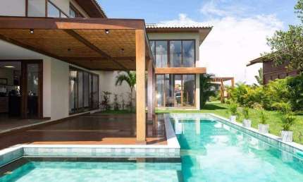 CASA A VENDA EM PRAIA DO FORTE, LITORAL NORTE DA BAHIA - Condomínio Praia Bella, acesso direto à praia, 5 suítes de alto padrão com móveis inclusos.