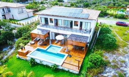CASA A VENDA EM PRAIA DO FORTE, LITORAL NORTE DA BAHIA - Condomínio Praia Bella, acesso direto à praia, 5 suítes de alto padrão porteira fechada.