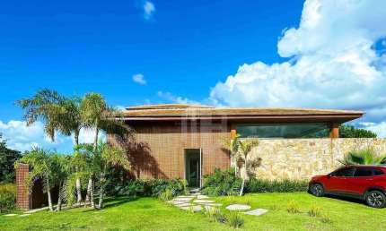 CASA A VENDA EM PRAIA DO FORTE, LITORAL NORTE DA BAHIA - Condomínio Praia Bella, acesso direto à praia, 5 suítes de alto padrão porteira fechada.