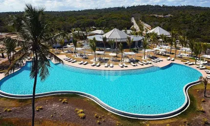 TERRENO RESIDENCIAL PERTINHO DA PRAIA NO CONDOMÍNIO PRAIA DO CASTELO. Praia do Forte Litoral Norte da Bahia. 700m² - R$1.900.000,00. Alto Luxo.