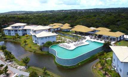 Apartamento à Venda no Village das Ipês – Praia do Forte, Bahia | 2 Suítes | Frente Lago | 2 Vagas Cobertas!