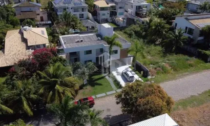 CASA EM BUSCAVILLE - 4 quartos, piscina, terreno com 850m² e área construída 485m². R$2.400.000,00. Condomínio bem perto das praias com infra completa