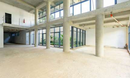 Conjunto comercial para venda e locação em Vila Ipojuca, 897m²