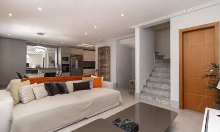Casa tipo para venda com 3 quartos, sendo 3 suítes, 183m²